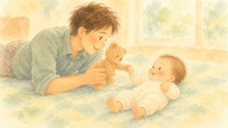 床に寝そべった父親がくまのぬいぐるみの手を差し出し、あおむけの赤ちゃんがその手に触れている水彩イラスト